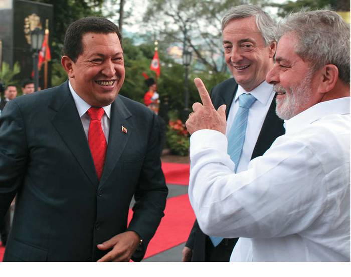 Hugo Chávez, Néstor Kirchner, secretario general de la Unasur, y Luiz Inácio Lula da Silva durante una cumbre del bloque, en la plaza Bolívar de Caracas, el 6 de agosto de 2010. Foto: HO, Presidencia de Venezuela, AFP