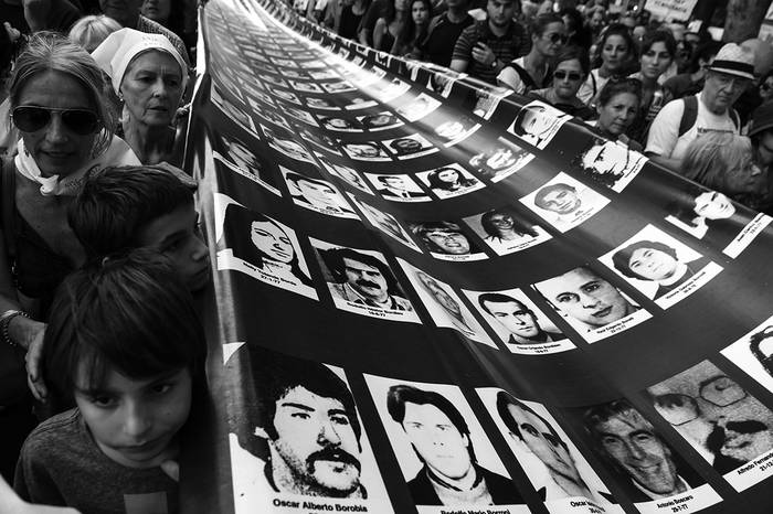 Marcha de la Memoria convocada por Madres y Abuelas de Playa de Mayo en Buenos Aires, en el 41 aniversario del golpe que inició la dictadura militar (1976-1983). / Foto: EITAN ABRAMOVICH, AFP