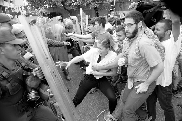 Manifestantes de la oposición venezolana se enfrentan a la Guardia Nacional ante el Tribunal Supremo, en Caracas, hoy. Foto: STR /AFP
