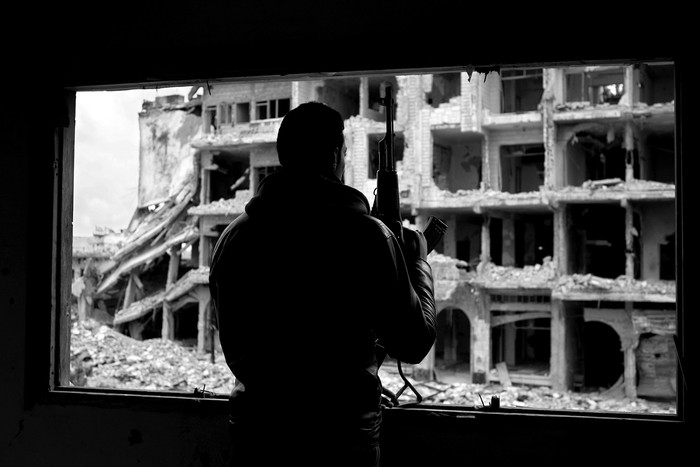 Combatiente rebelde sirio en una casa de Daraa, en el sur de Siria, el 2 de abril de 2017. Foto:
Mohamad ABAZEED / AFP