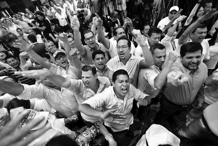 Partidarios del candidato presidencial Guillermo Lasso, celebran que él está a la cabeza, al escuchar los primeros resultados de la segunda vuelta electoral en Guayaquil, Ecuador, ayer. Foto: Juan Cevallos / AFP