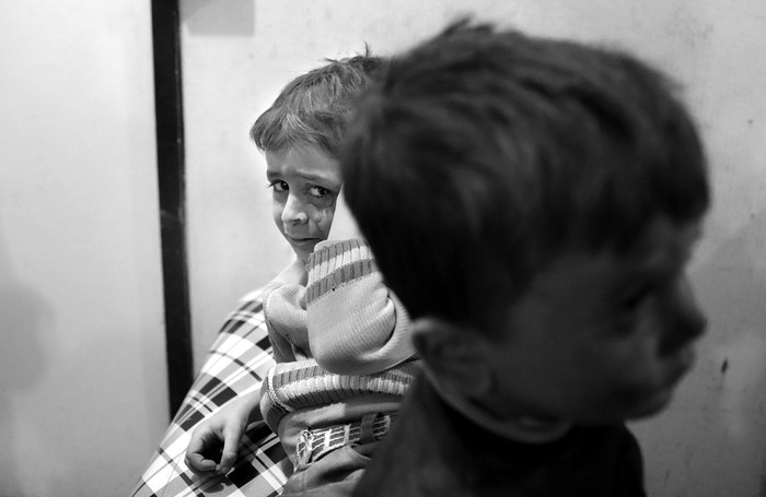 Niños sirios esperan recibir tratamiento en una clínica improvisada tras los ataques aéreos reportados por las fuerzas gubernamentales en la ciudad de Douma, en las afueras este de Damasco, hoy. Foto: Abd Doumany / AFP