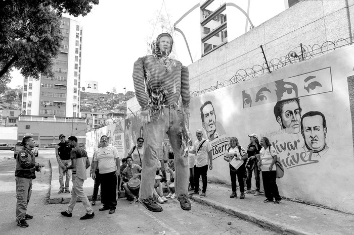 "Quema de Judas", durante una celebración de Pascua, en la barriada de San Agustín en Caracas, el 16 de abril. Foto: Federico Parra / AFP