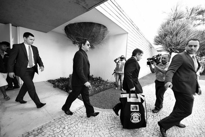 Agentes de la Policía Federal abandonan el hogar del senador brasileño Aecio Neves, hoy, después de cumplir un mandato de la justicia. Foto: Evaristo Sa, AFP
