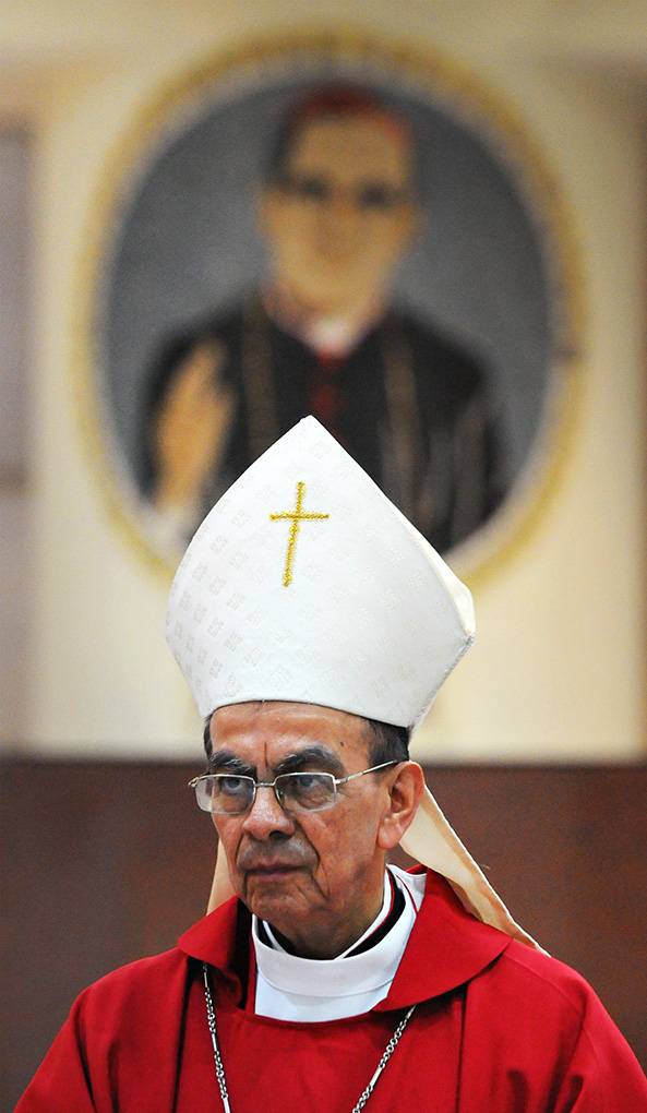 Monseñor Gregorio Rosa Chávez, obispo auxiliar de San Salvador, en la Catedral Metropolitana de la capital salvadoreña. Foto: Óscar Rivera, Afp