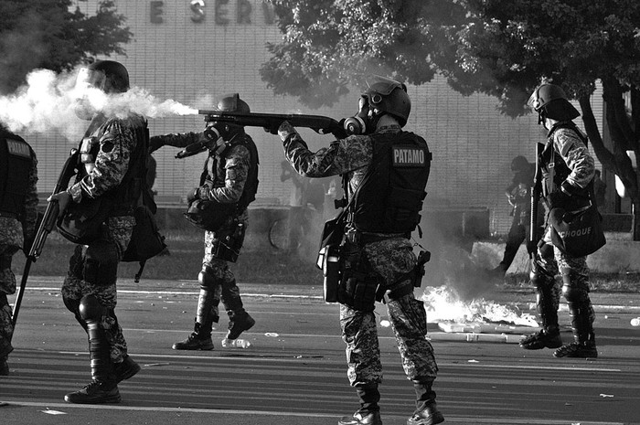 La policía antidisturbios choca con manifestantes en Brasilia. Foto: Andressa Anholete, AFP
