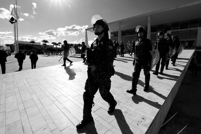 Militares del ejército brasileño vigilan en el Palacio de Planalto, en Brasilia. Foto: Evaristo Sa / AFP