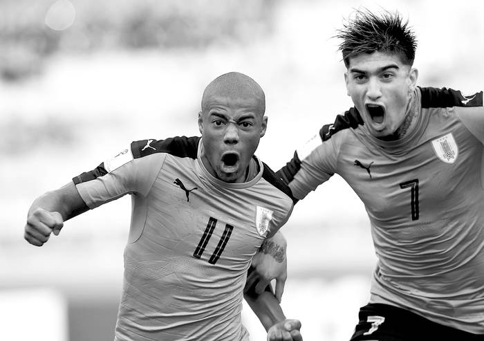 Nicolás De La Cruz (i) celebra su gol junto a Joaqupin Ardaiz por los octavos de final del campeonato mundial en Suwon. Foto: Jung Yeon-Je / AFP