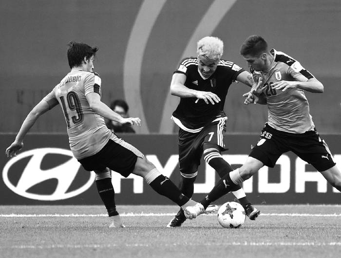 Agustín Canobbio y el centrocampista Rodrigo Bentancur enfrentan al delantero venezolano Adalberto Penaranda Maestre durante el partido de semifinales de la Copa Mundial Sub-20 hoy, en Daejeon. Foto: Yelim Lee / AFP