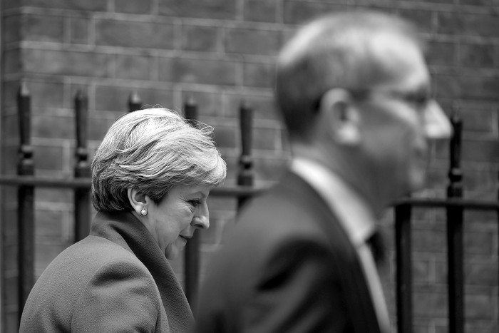 Theresa May, líder del partido conservador, acompañado de su marido Philip, de camino al Palacio de Buckingham para conocer a la reina Isabel II. Justin Tallis / AFP