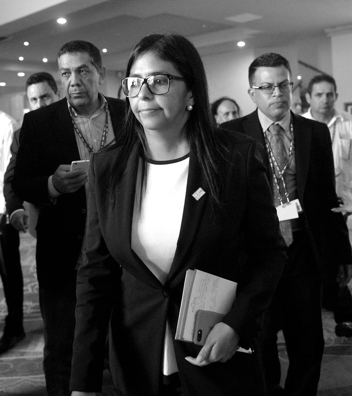 Delcy Rodríguez, ministra de Relaciones Exteriores de Venezuela, tras retirarse de una reunión con ministros de relaciones exteriores antes de la 47ª Asamblea General de la OEA en Cancún, México, el 19 de junio de 2017. Foto: Pedro Pardo / AFP