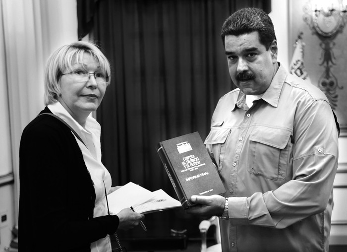 Luisa Ortega, fiscal general y Nicolás Maduro, presidente venezolano, durante una reunión en el palacio presidencial de Miraflores en Caracas. Foto: HO / Presidencia Venezuela / AFP (archivo, abril de 2017)
