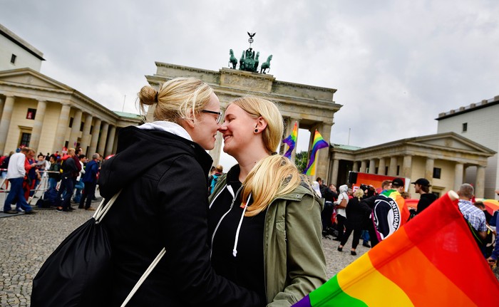 Celebración por la legalización del matrimonio entre personas del mismo sexo en la Puerta de Brandenburgo, Berlín, hoy. Foto: Tobias Schwarz / AFP