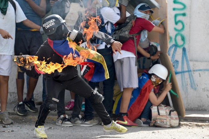 Activistas contra el gobierno de Nicolás Madura chocan con la policía durante una manifestación que marca los 100 días de protestas, en Caracas. Foto: Federico Parra / AFP (archivo, julio de 2017)