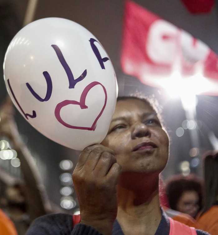 Un partidario del ex presidente brasileño Luiz Inácio Lula da Silva participa en una marcha, Sao Paulo, Brasil, el 12 de julio de 2017 / Foto: Miguel Shincariol. AFP.