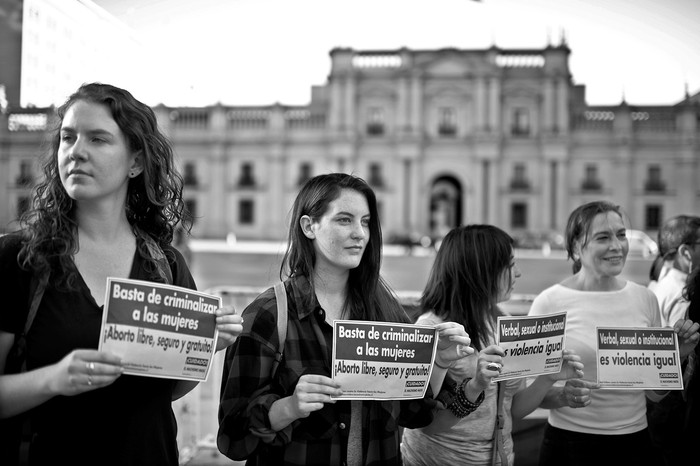Manifestación frente al Palacio Presidencial de La Moneda en Santiago, el 11 de noviembre de 2014. Foto: Martín Bernetti / AFP 
