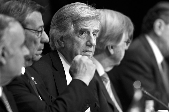 Rodolfo Nin Novoa y Tabaré Vázquez, durante la sesión plenaria de la Cumbre del Mercosur en Mendoza, Argentina. Foto: Andrés Larrovere / AFP