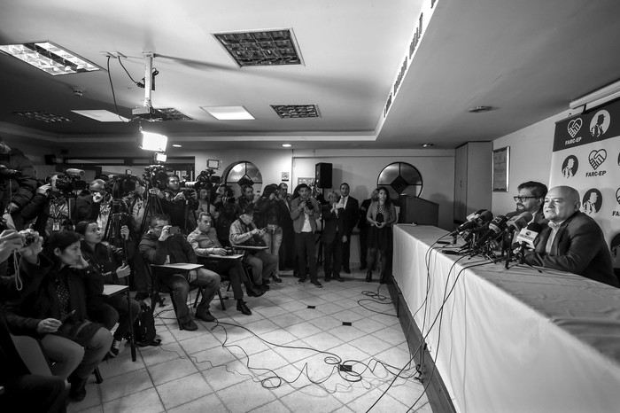Los comandantes de las FARC Iván Márquez y Carlos Lozada durante una conferencia de prensa, ayer,  en Bogotá. Foto: Raul Arboleda / AFP