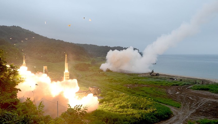 Sistema de misiles Hyunmu-2 (L) de Corea del Sur y el sistema de misiles tácticos del Ejército estadounidense (ATACMS) (R) disparando misiles en el Mar del Este. Ubicada en la costa este de Corea del Sur, durante un simulacro de misiles conjunto Corea del Sur y Estados Unidos destinado a contrarrestar la prueba de ICBM de Corea del Norte. Foto: ministerio de defensa de Corea del Sur, Afp