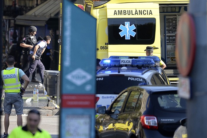 Policías al momento de llegar al bulevar de Las Ramblas, Barcelona. Foto: Josep Lago / AFP