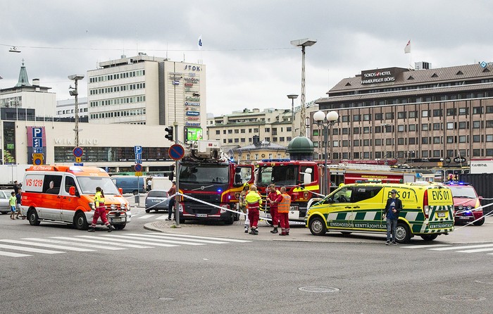 Personal de seguridad en la plaza del mercadoTurku de la ciudad finlandesa del mismo nombre donde varias personas fueron apuñaladas. Foto: Roni Lehti, Lehtikuva, Afp