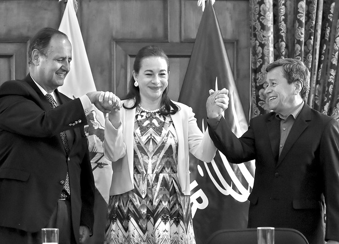 María Fernanda Espinoza, canciller ecuatoriana junto a Juan Camilo Restrepo (I), negociador del gobierno colombiano y Pablo Beltrán (D), por el ELN, hoy, en Quito. Foto: Rodrigo Buendía / AFP