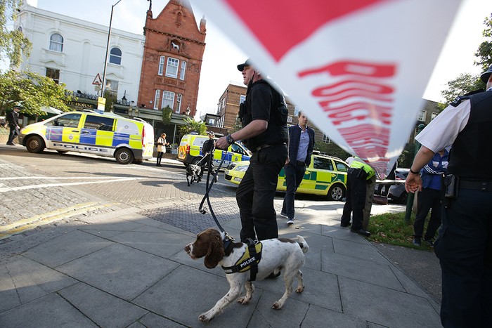 Miembros del servicio de emergencia trabajan cerca de la estación de metro subterráneo de Parsons Green, Londres, hoy. Foto: Daniel Leal-Olivas / AFP
