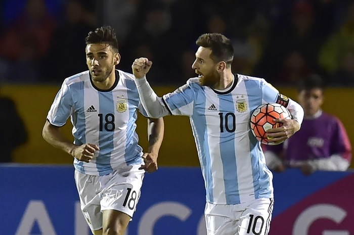 Lionel Messi y Eduardo Salvio, de Argentina, festejan un gol a Ecuador, ayer, en Quito. Foto: Rodrigo Buendía, AFP