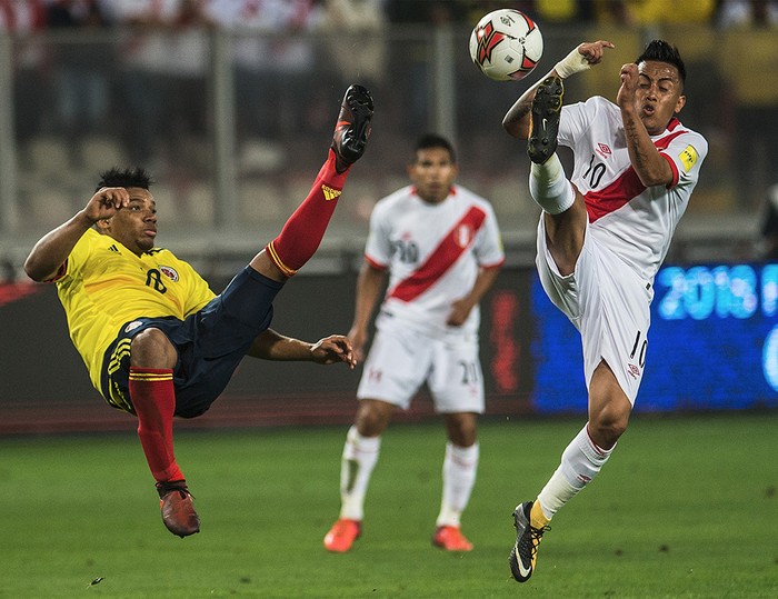 Frank Fabra, de Colombia y Christian Cueva, de Perú, durante el partido por la última fecha de las eliminatorias para Rusia 2018, en Lima, el 10 de octubre de 2017. Foto: Ernesto Benavides / AFP