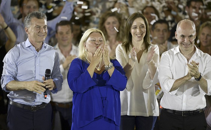 Mauricio Macri, presidente de Argentina, Elisa Carrió, candidata por el partido Cambiemos, María Eugenia Vidal, gobernadora de Buenos Aires, y Horacio Rodríguez Larreta, alcalde de Buenos Aires, hoy, durante la campaña de cierre de Cambiemos, en Buenos Aires. Foto: Juan Mabromata / AFP