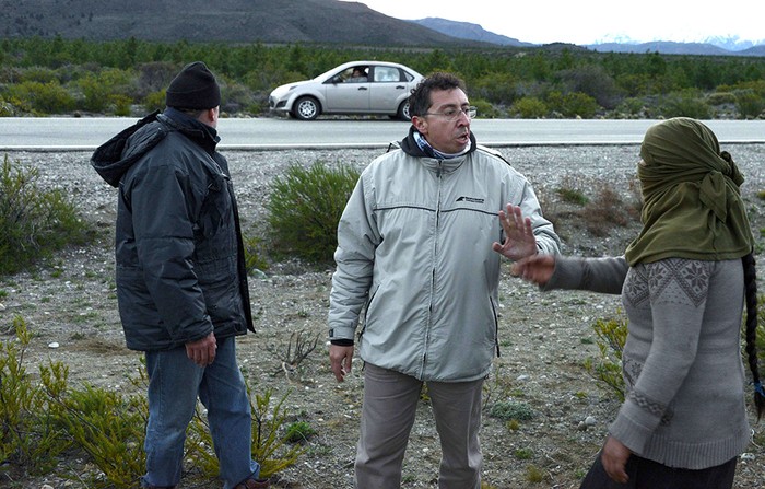 El juez Gustavo Lleral (C), a cargo del caso que involucra la desaparición de Santiago Maldonado, llega al lugar donde la Prefectura Naval encontró el cuerpo en el río Chubut, cerca de Esquel, en el sur de Argentina, el 17 de octubre de 2017. Foto: Alejandra Bartoliche / TELAM / AFP