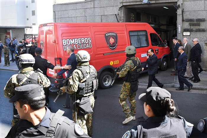Una camioneta de bomberos que transporta el cadáver, que se cree fue del desaparecido activista Santiago Maldonado, llega a la morgue para su autopsia en Buenos Aires, hoy. Foto: Gustavo Amarelle / NOTICIAS ARGENTINAS / AFP