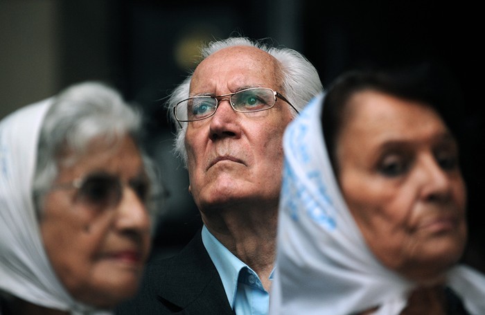 Federico Luppi junto a Madres de Plaza de Mayo. Foto: Sergio Goya / AFP (archivo, febrero de 2012)