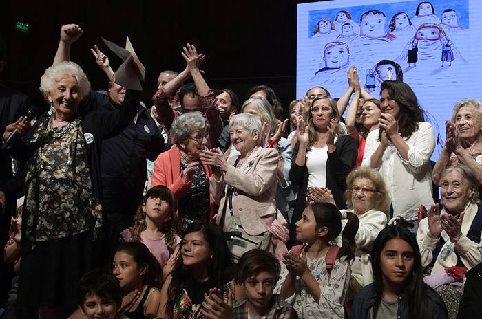 Estela de Carlotto (I), Presidenta de Abuelas de Plaza de Mayo, anuncia al nieto número 125, durante el 40 aniversario de la organización de derechos humanos que dirige en Buenos Aires, ayer. Foto: Juan Mabromata / AFP