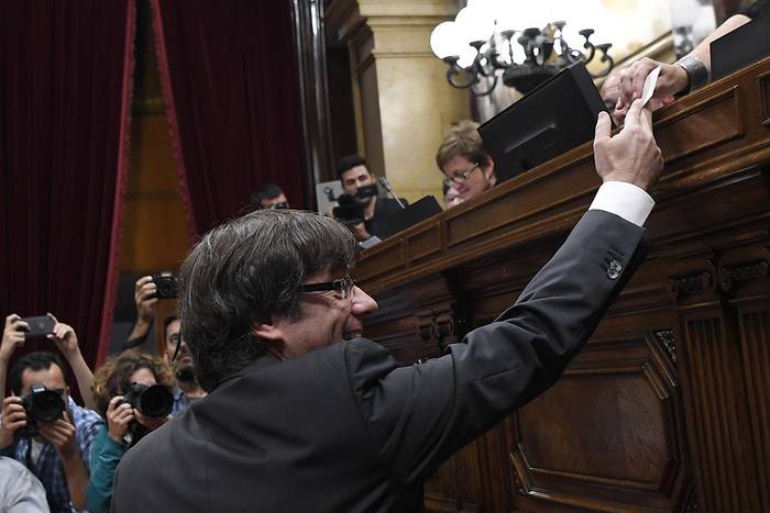 Carles Puigdemont, presidente catalán, al momento de votar, durante una sesión del parlamento catalán, Barcelona, hoy. Foto: Lluis Gene / AFP
