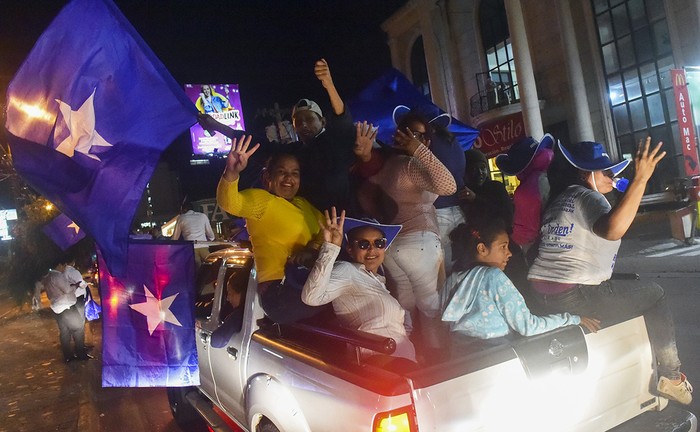 Los partidarios de Juan Orlando Hernández celebran en Tegucigalpa el 29 de noviembre. Foto: Rodrigo Arangua / AFP