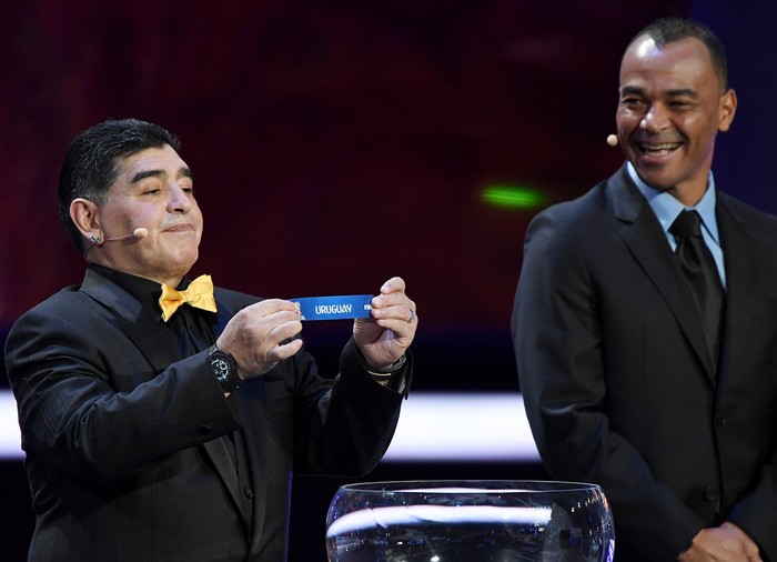 Diego Maradona junto Cafu durante el sorteo de la Copa Mundial de la FIFA 2018, en el Palacio del Kremlin, Moscu, hoy. Foto: Yuri Kadobnov / AFP