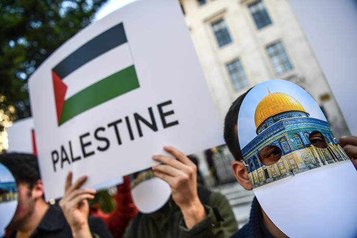 Manifestación en protesta contra el reconocimiento estadounidense de Jerusalén como capital de Israel, hoy, 
cerca de la sede de la Cumbre Extraordinaria de la Organización de Cooperación Islámica, Estambul. Foto:
Ozan ​​Kose / AFP