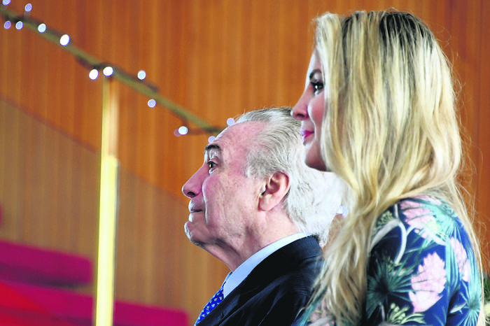 El presidente de Brasil, Michel Temer, y su esposa Marcela Temer, durante la actuación de un coro escolar
en el Palacio de Alvorada el viernes 22. Foto: Evaristo Sa, Afp