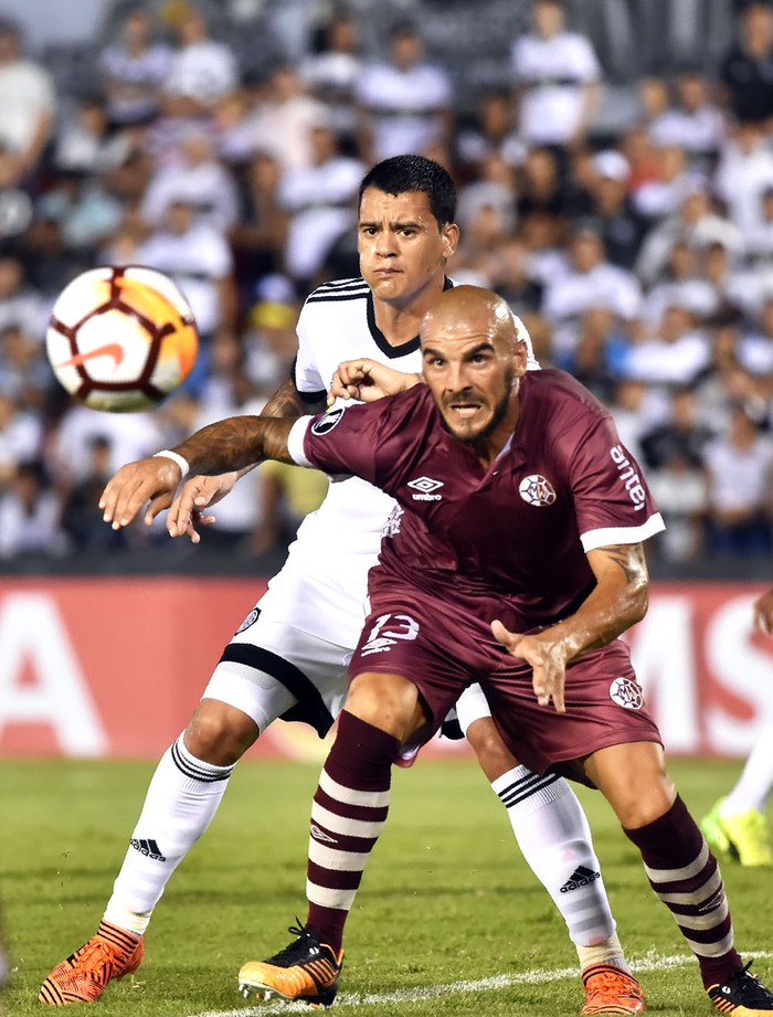 William Mendieta de Olimpia y Damian Macaluso de Wanderers en el Estadio Defensores del Chaco, en Asunción. Foto: Norberto Duarte, AFP

