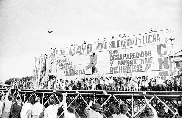 Acto en conmemoración del Día de los Trabajadores en las proximidades del Palacio Legislativo, el 1 de mayo de 1984. · Foto: Agencia Fotográfica Camaratres, CdF