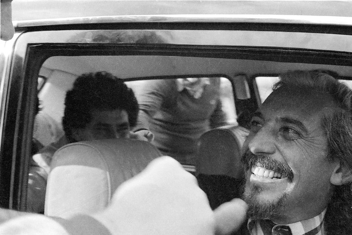 José Guerra durante la caravana de bienvenida luego de su llegada del exilio. Foto: agencia fotográfica Camaratres, Centro de Fotografía de Montevideo (archivo, mayo de 1984).