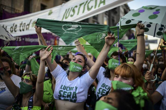 Activistas por el derecho al aborto, durante una manifestación en Buenos Aires (archivo, diciembre de 2020). · Foto: Ronaldo Schemidt, AFP