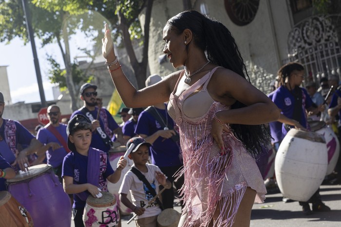 Llamadas de San Baltasar, el 6 de enero, por la calle Isla de Flores, en Montevideo. · Foto: Rodrigo Viera Amaral