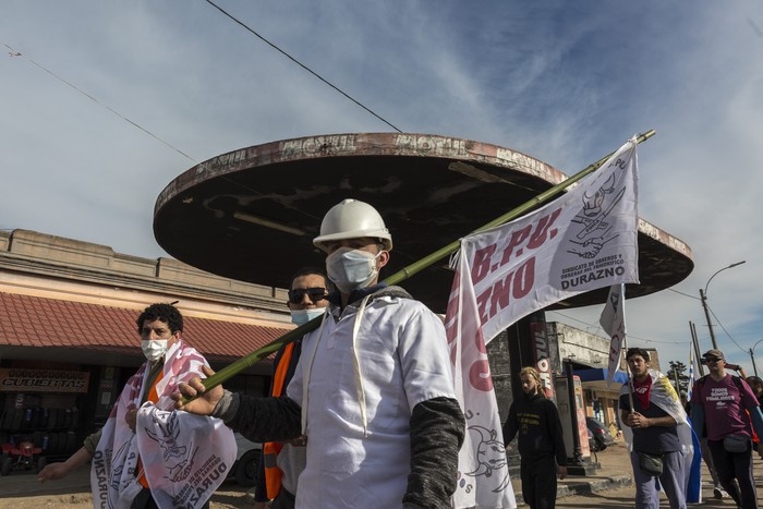 Marcha de los trabajadores del frigorífico Canelones, desde Canelones hasta Montevideo, el 27 de julio.
 · Foto: .