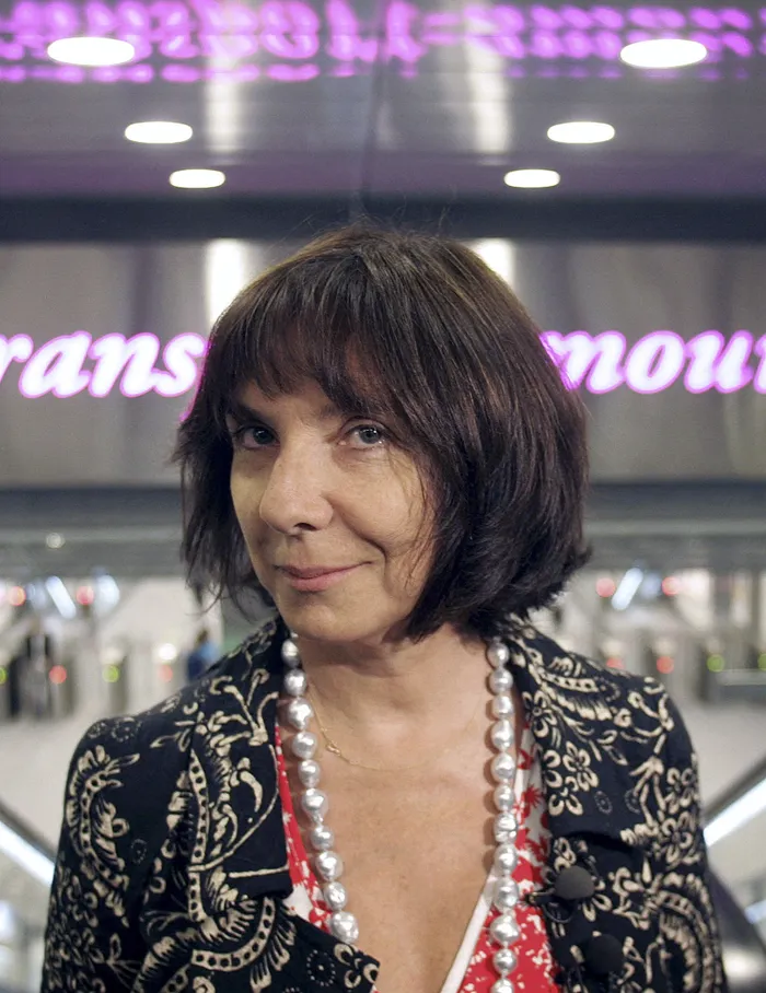 Sophie Calle posa delante de su obra _Transport amoureux_, expuesta en una estación de la línea RER B de Toulouse, el 28 de junio de 2007. · Foto: Lionel Bonaventure, AFP
