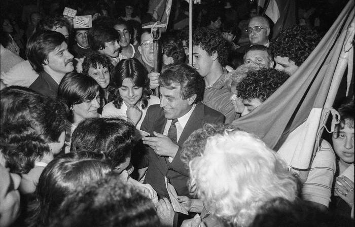 Germán Araújo (C), durante la movilización por amnistía de los presos políticos (archivo, diciembre de 1984). Foto: Agencia fotográfica Camaratres, Centro de Fotografía de Montevideo.