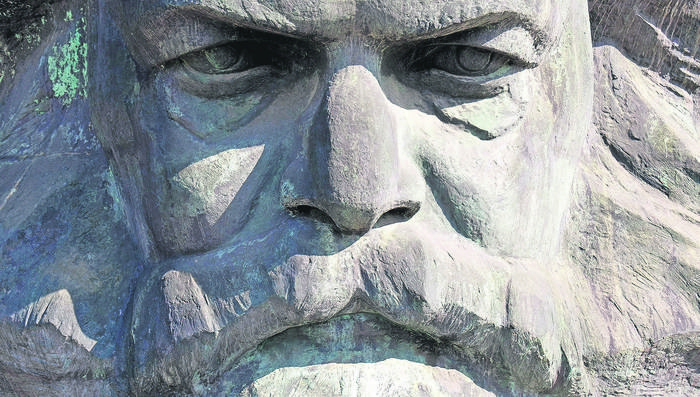 Foto principal del artículo 'Este martes y durante 24 horas se exhibe Marx, del alemán Olaf Nicolai, en el Subte'