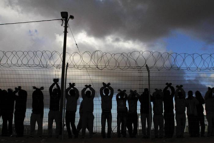 Detenidos africanos se manifiestan contra las condiciones del centro de detención Holot, 17 de febrero de 2014.