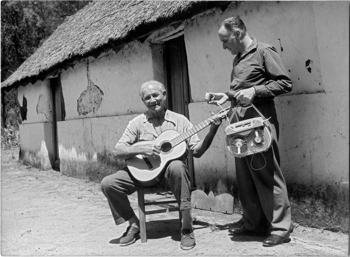 Lauro Ayestarán grabando en Aguas Corrientes, departamento de Canelones. El entrevistado es Ramón López. 14 de enero de 1962. · Foto: Juan Carlos Santurión